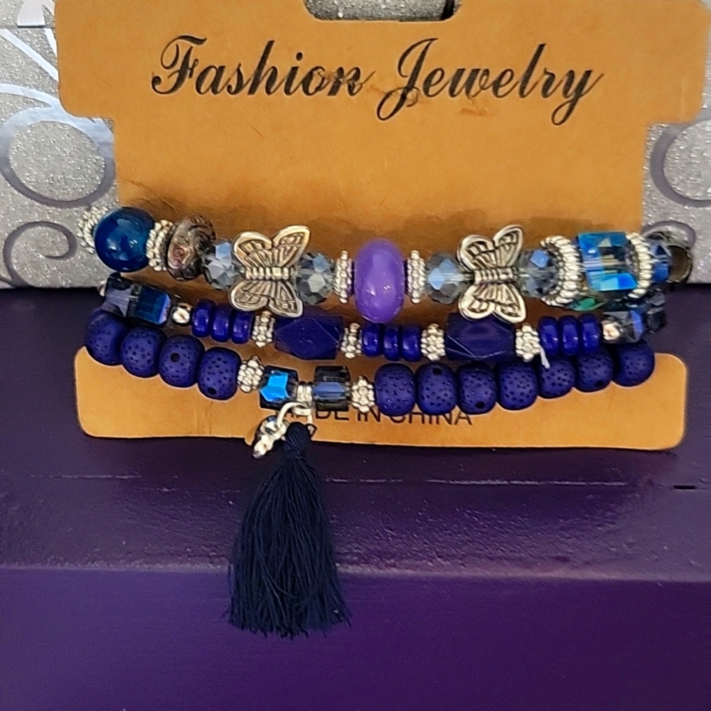 Braclet set of 3 Beautiful shades of purple. With butterfly 🦋